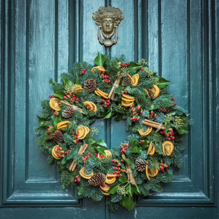 Adjustable Wreath Hanger for Front Door Christmas Wreath Door Hanger Decoration Metal Over The Door Hook Black 