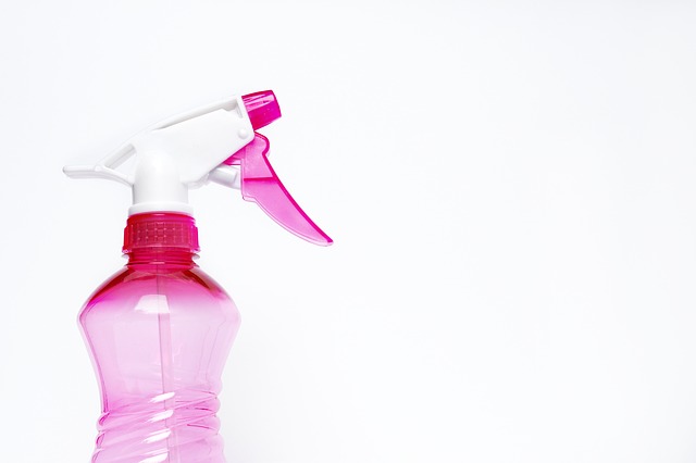 spray bottle for cleaning doors